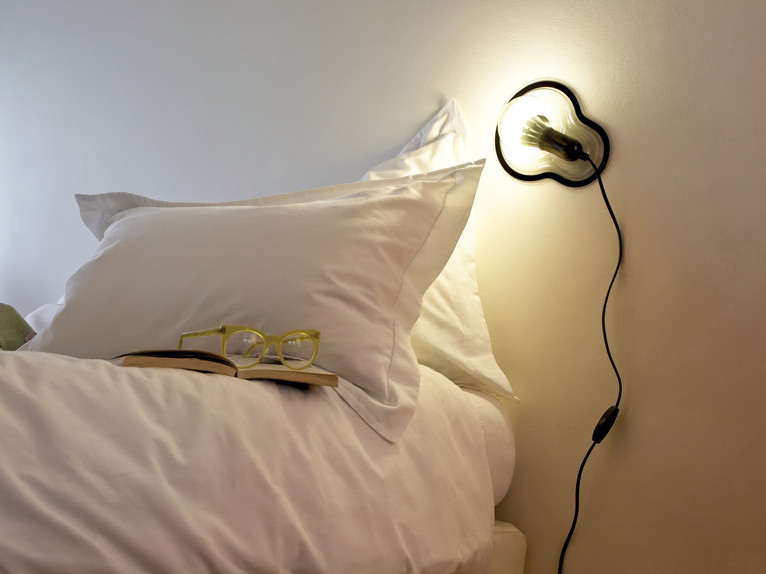 Sticky Lamp van Droog bij bed