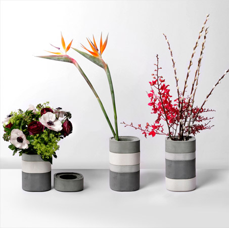 vaas van beton met bloemen