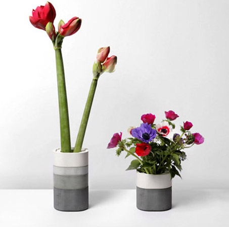 vaas van beton met bloemen