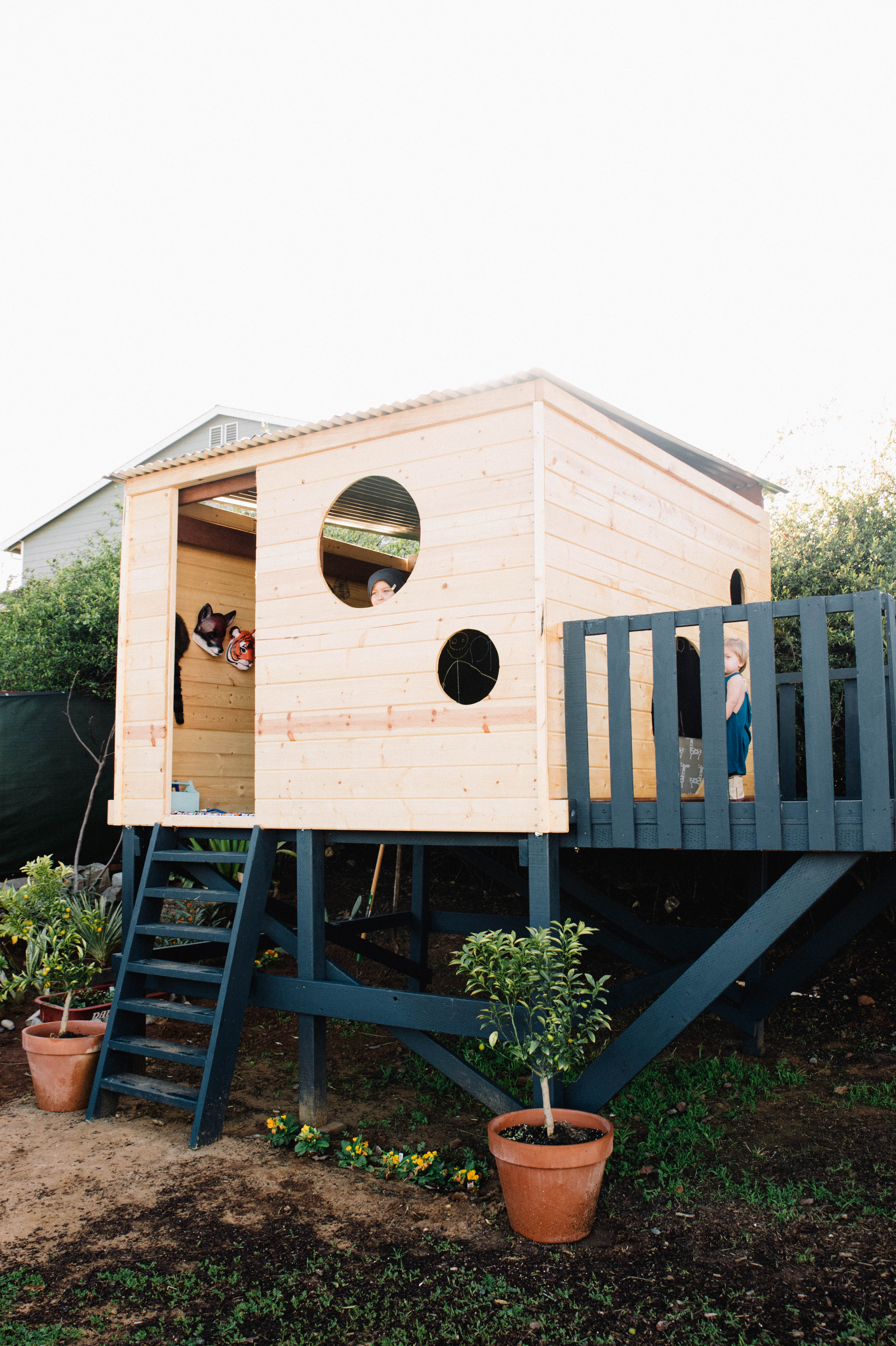 Bouw een blokhut/speelhuis op palen in de tuin!