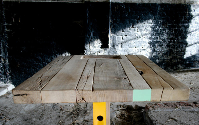 In hoogte verstelbare houten tafel