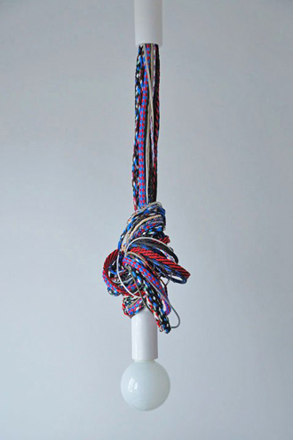 Peer aan gekleurde kabels