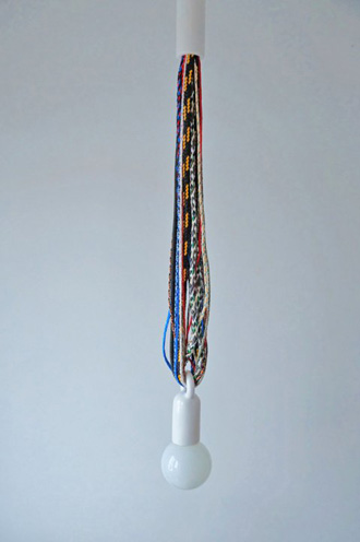 Peer aan gekleurde kabels