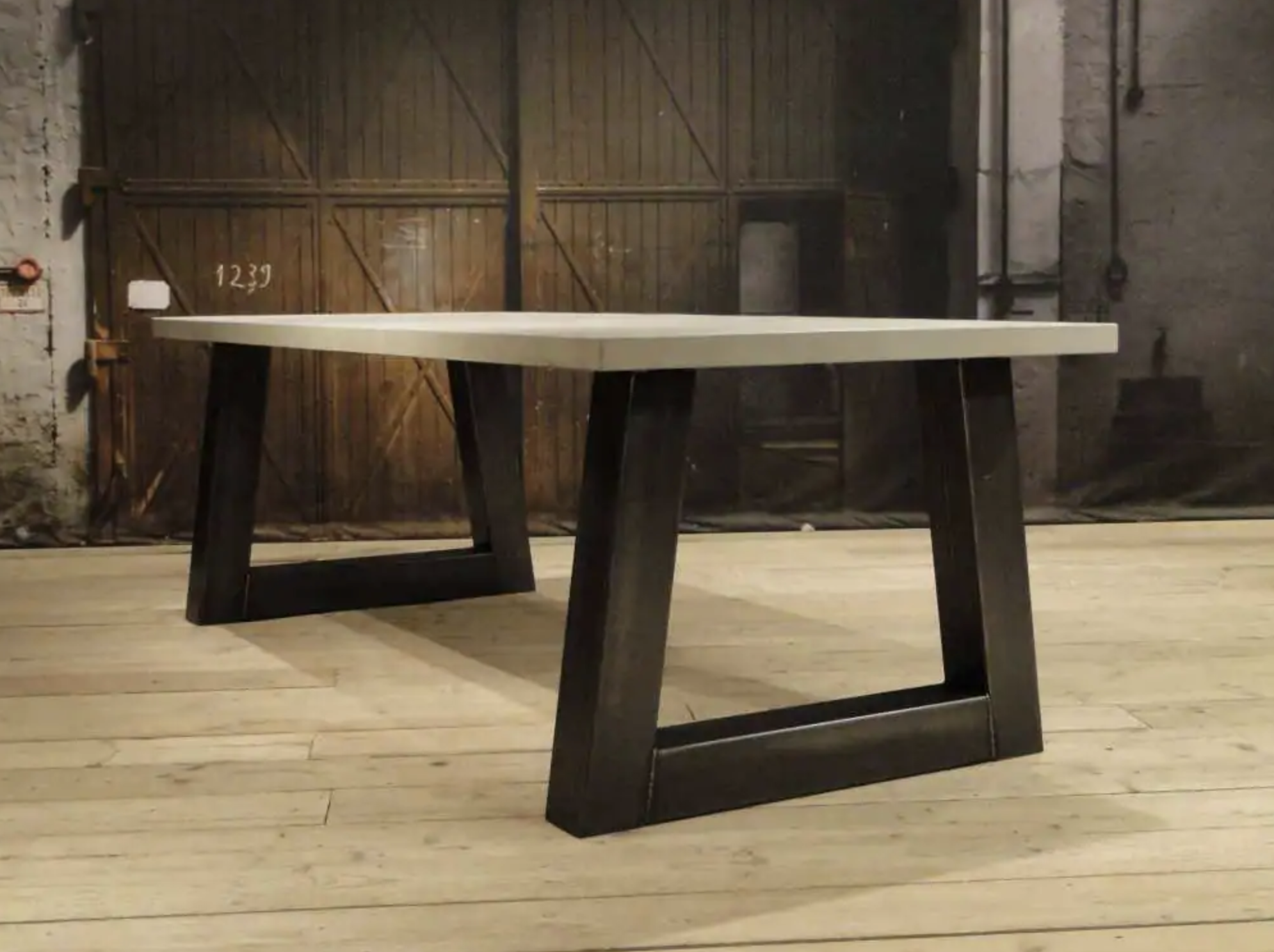 Een betonnen tafel binnen of buiten? Deze stoere tafel past in élk interieur.