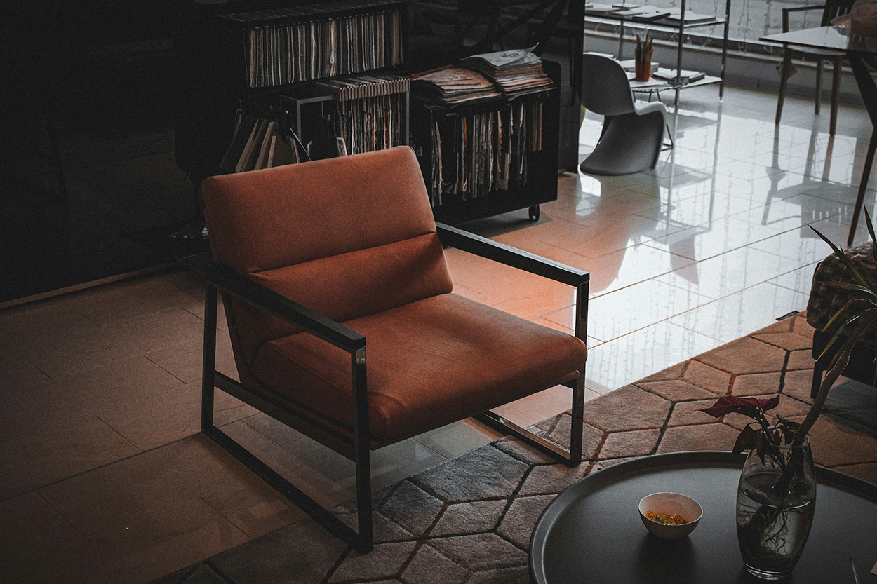 mix of modern and vintage furniture