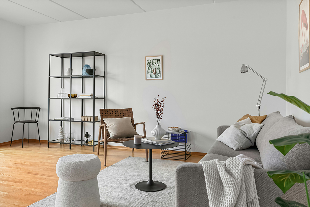 aar meubels en kleuren op de muur vaak vaststaan, kun je met plaids, kleden en kussens op een eenvoudige en betaalbare manier de sfeer in huis veranderen.