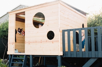 Bouw een blokhut speelhuis op palen in de tuin!