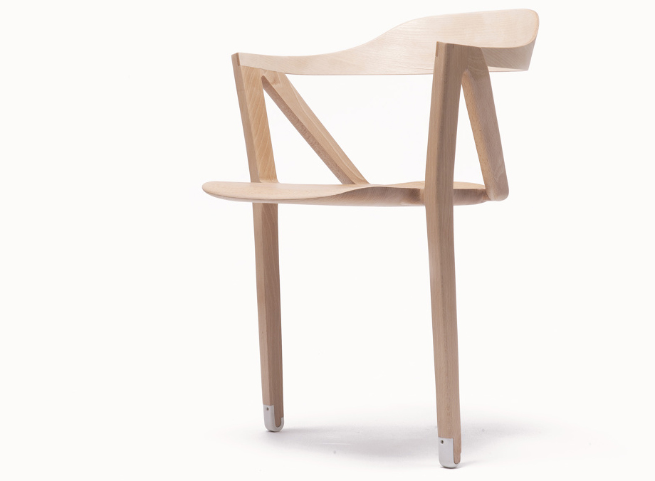 Het nieuwe zitten - een stoel met twee poten - Inspiraties - ShowHome.nl