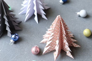 maak een mobile met origami kerstbomen