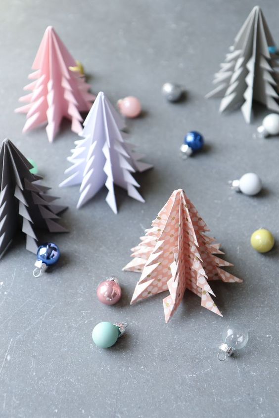 Kerstknutsel - maak een mobile met origami kerstbomen - Inspiraties -  ShowHome.nl