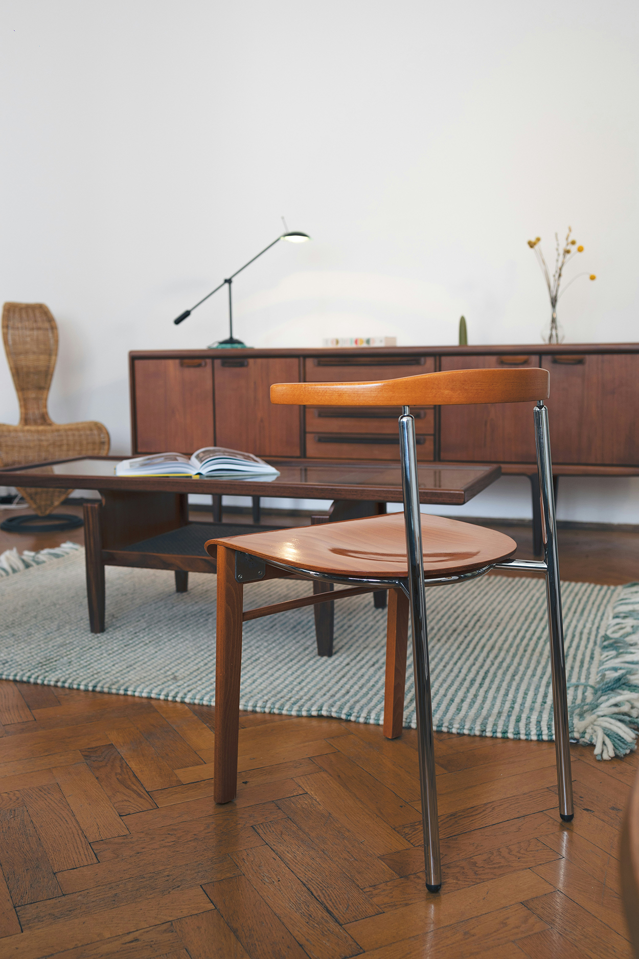 mix of modern and vintage furniture