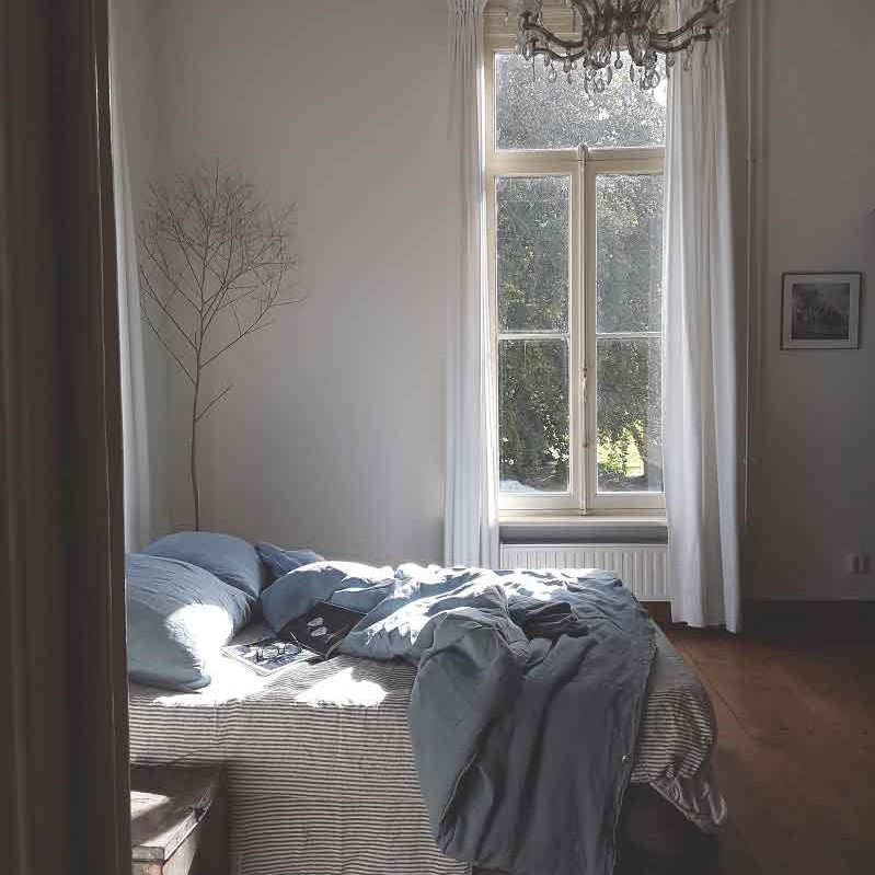 Een zomerse slaapkamer met linnen beddengoed