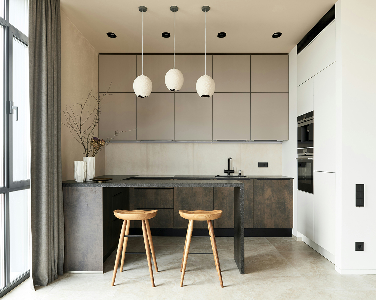 Een open keuken sfeervol maken: dit zijn de beste stylingtips